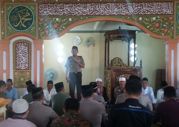 Kapolda Jambi saat memberikan arahan di Masjid Al Mustaqim di Pulau Pandan